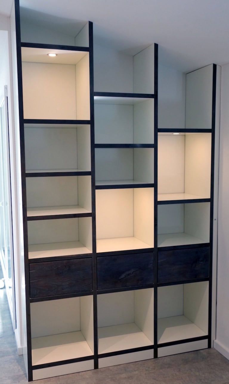 Bücherregal für die Dachschräge: Korpus Oberfläche weiß beschichtet, Schubladenfronten in Eiche Massivholz. Alle Kanten mit 2 mm starker Eichenkante geschützt.