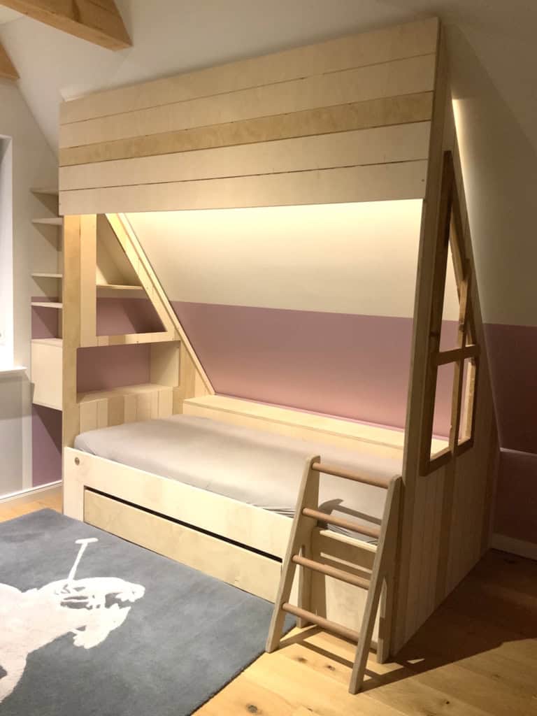 Stabiles Bett für Kinder: Dachschrägen-Kinderbett aus Birke-Multiplex, mit unterer Lade und Anstell-Leiter.