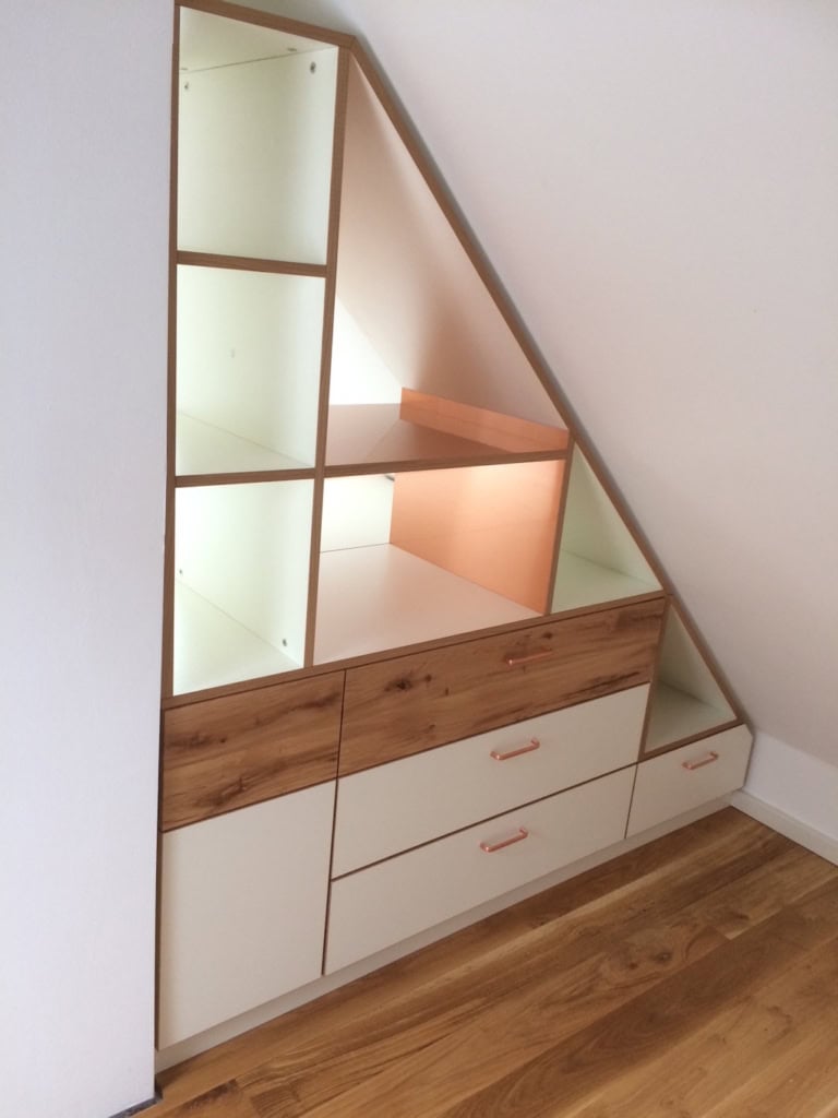 Dachschrägenschrank mit Arbeitsbereich. Eine Kombination aus Kupfer-Schichtstoff mit Kupfergriffen und Eiche-Massivholz.