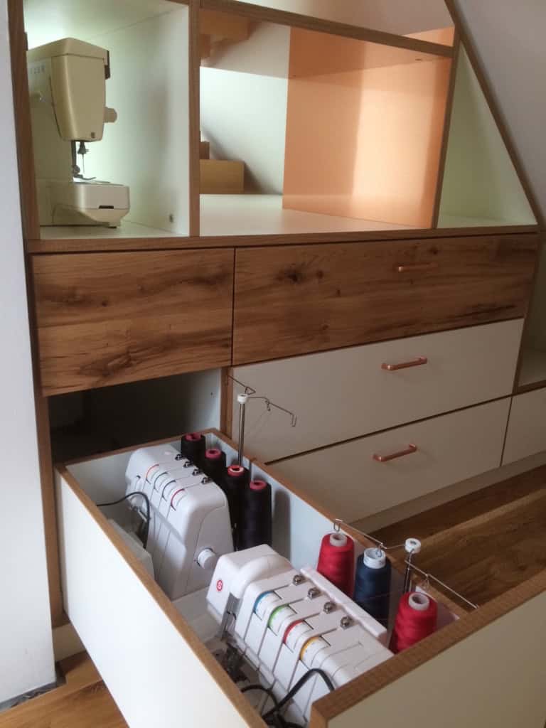 Detail Dachschrägenschrank: Große Schublade mit viel Platz für Ihr Hobby