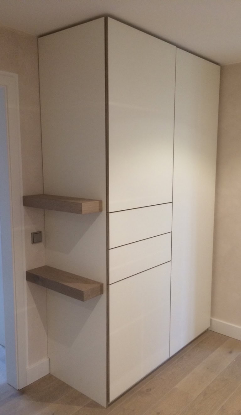 Flurgarderobe, Oberfläche weiß kunststoffbeschichtet, mit 2mm Eichenkanten, die farblich auf den Fußboden abgestimmt sind