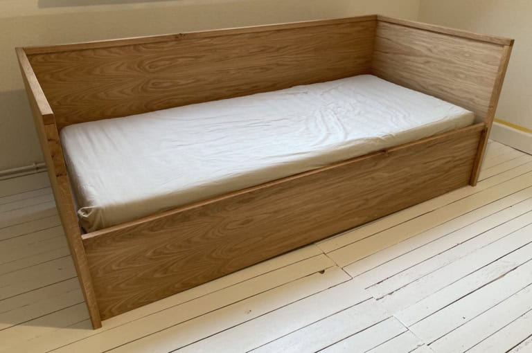 Gästebett aus Eiche-furnierter Spanplatte mit Massivholz-Anleimern