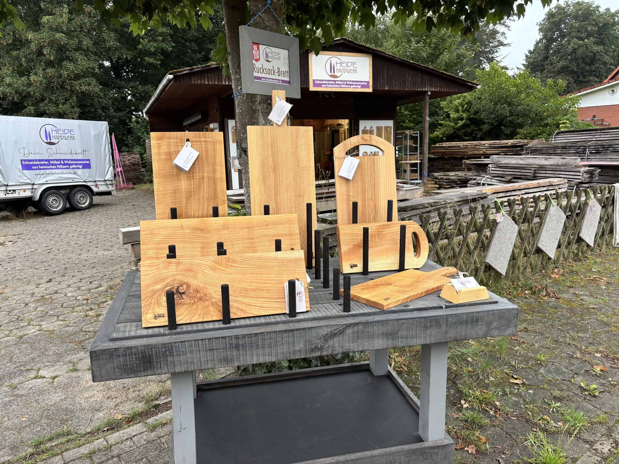 Handgefertigtes rechteckiges Schneidbrett mit schrägem Griff und Bohrung zum Aufhängen von HeideHandwerk