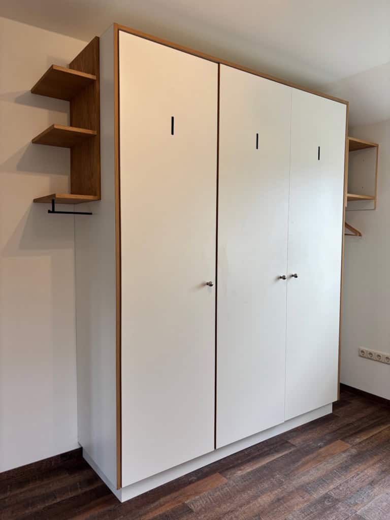 Dreitüriger Kleiderschrank aus weiß beschichteter Spanplatte mit Eichenelementen, Schubfächern und Kleiderhaken