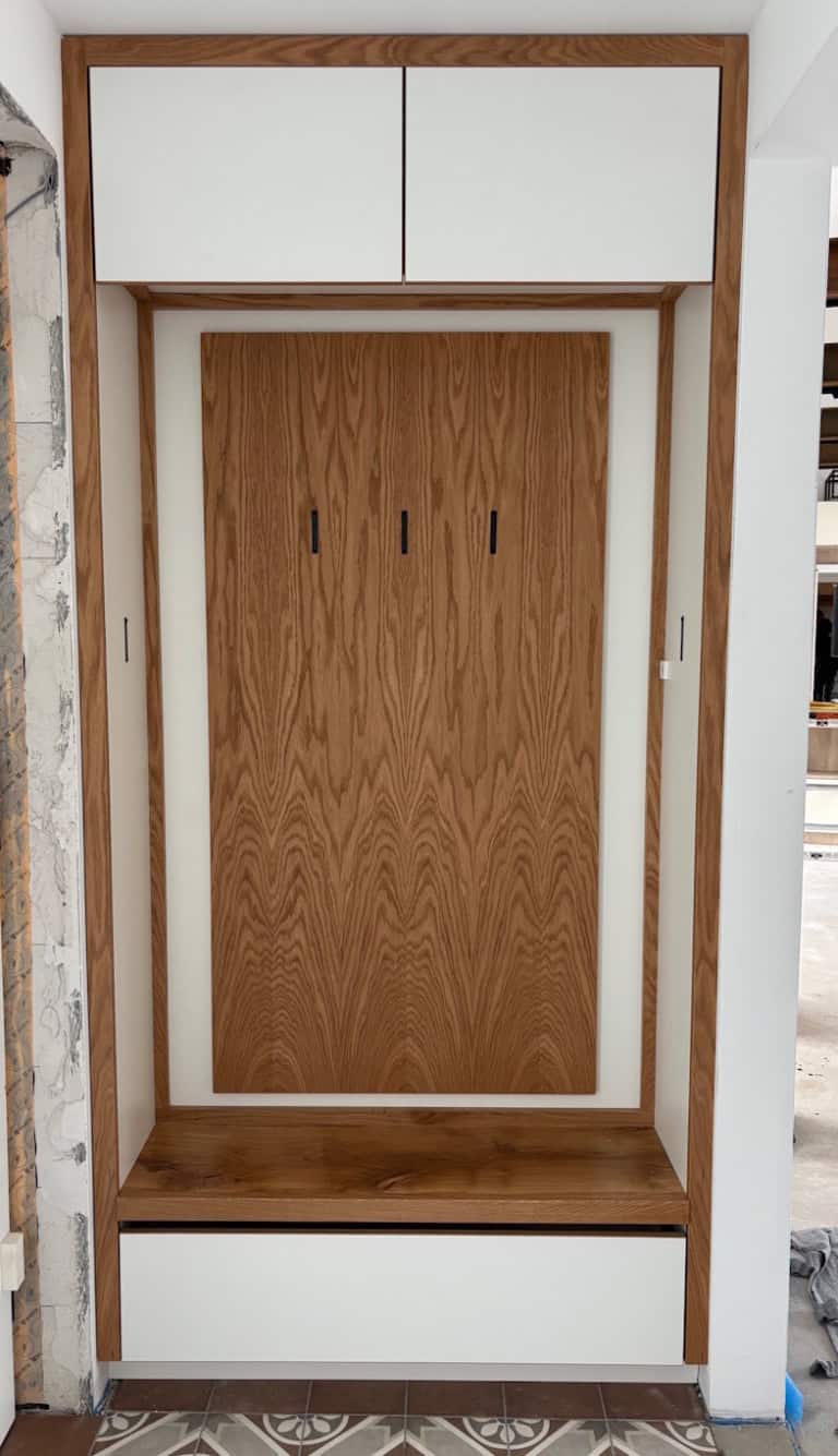 Hier verschwinden die Hausanschlüsse z. B. für Strom hinter einer Garderobe, bleiben dennoch jederzeit zugänglich