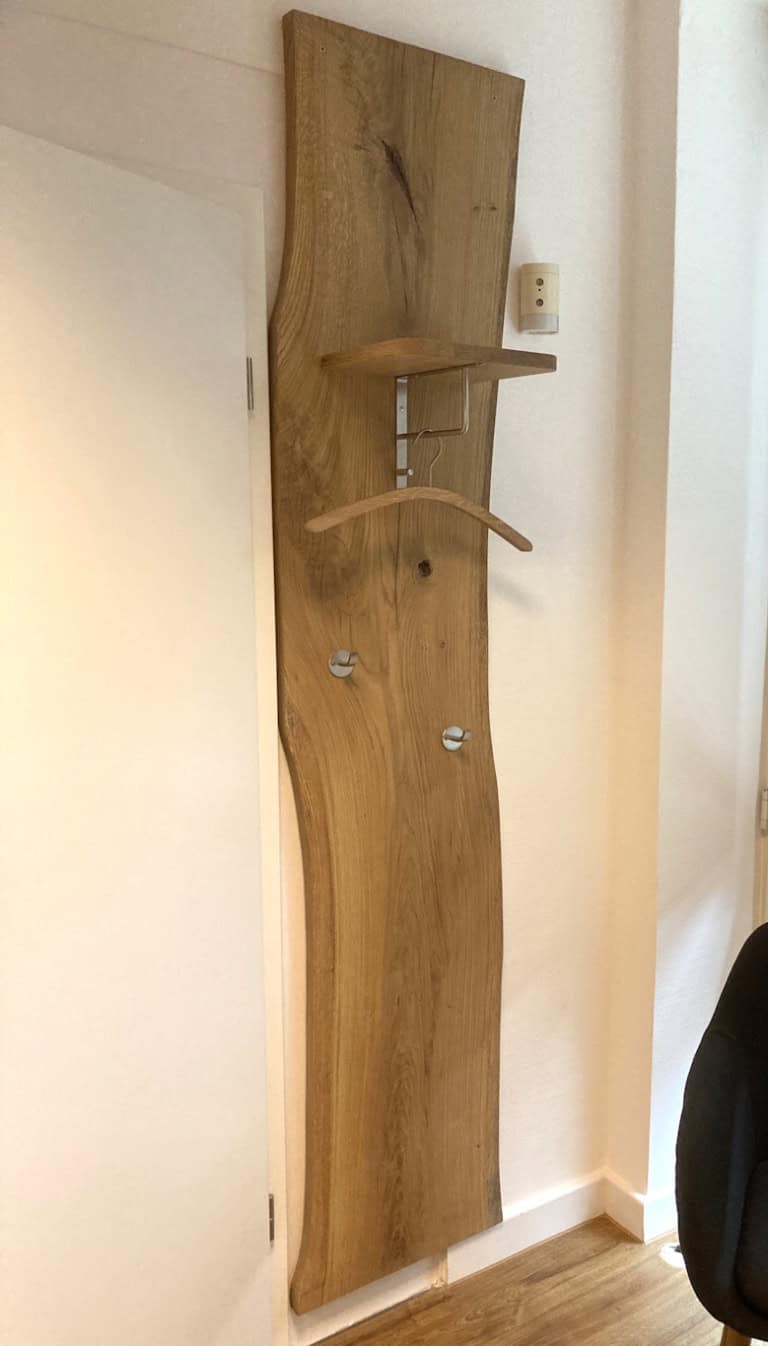 Individuelle Wandgarderobe: Massive Eichenbohle, Oberfäche geölt, Haken und Beschläge aus Edelstahl