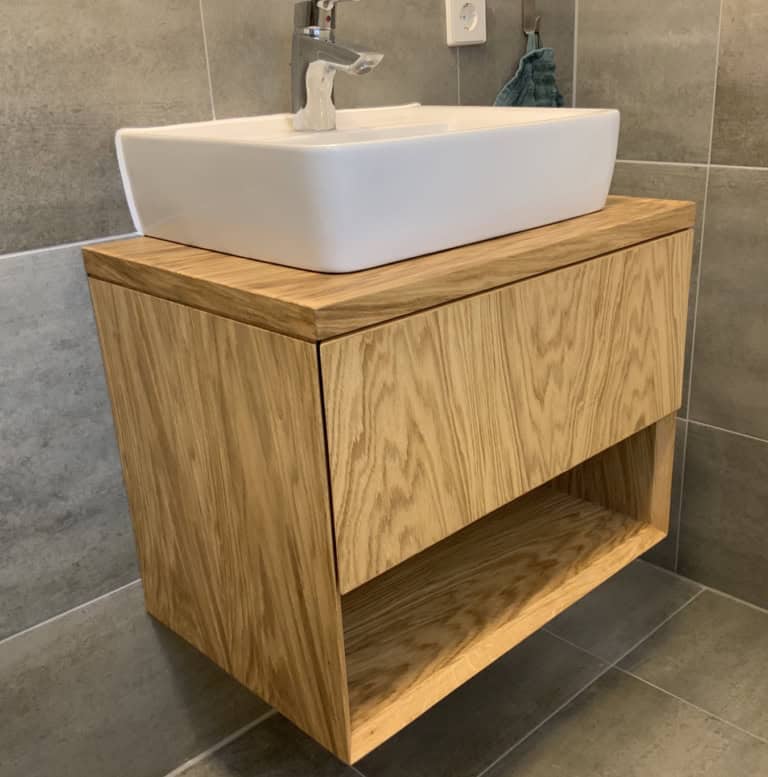 Waschtisch für Gäste-WC: Korpus und Front mit Eiche 3mm Starkschnitt belegt. Oberfläche geölt.